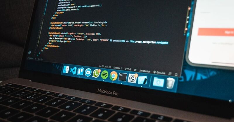Moderni laptop s programskim kodom na ekranu na radnom stolu web developera
