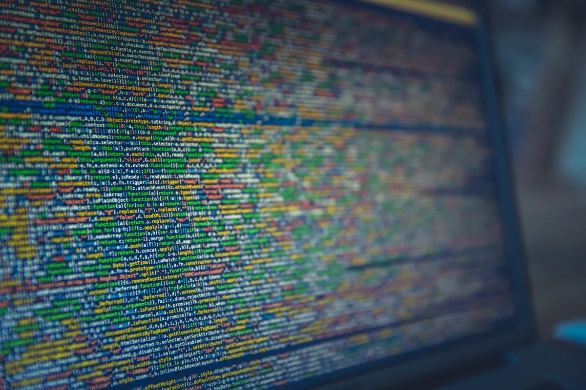 Šareni izvorni kod web stranice kao simbol optimizacije brzine učitavanja