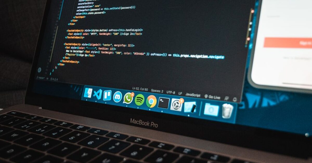 Moderni laptop s programskim kodom na ekranu na radnom stolu web developera