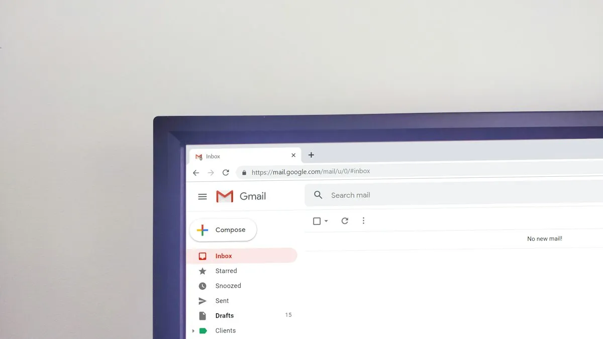 Email sandučić s porukama otvoren na ekranu računala