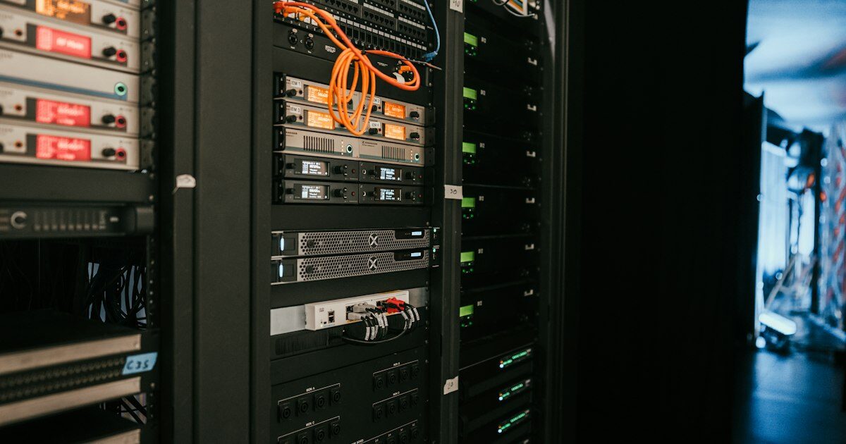Redovi servera u podatkovnom centru koji pokreću web hosting