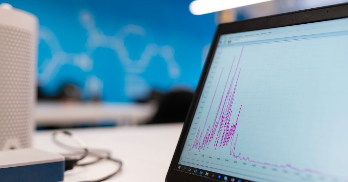 Grafovi performansi i brzine učitavanja na ekranu laptopa